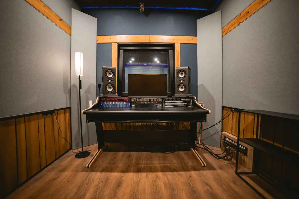 Sala de grabación del Estudio B de El Santuario Recording en Sevilla